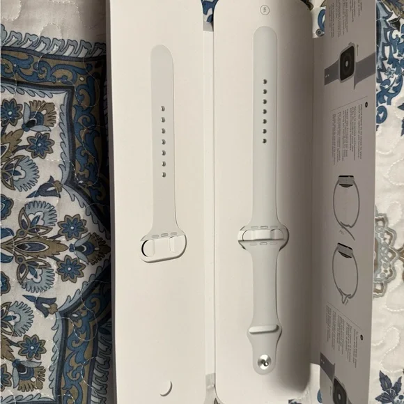 44 mm brand new Apple white watch straps, sport band. - Picture 4 of 4
